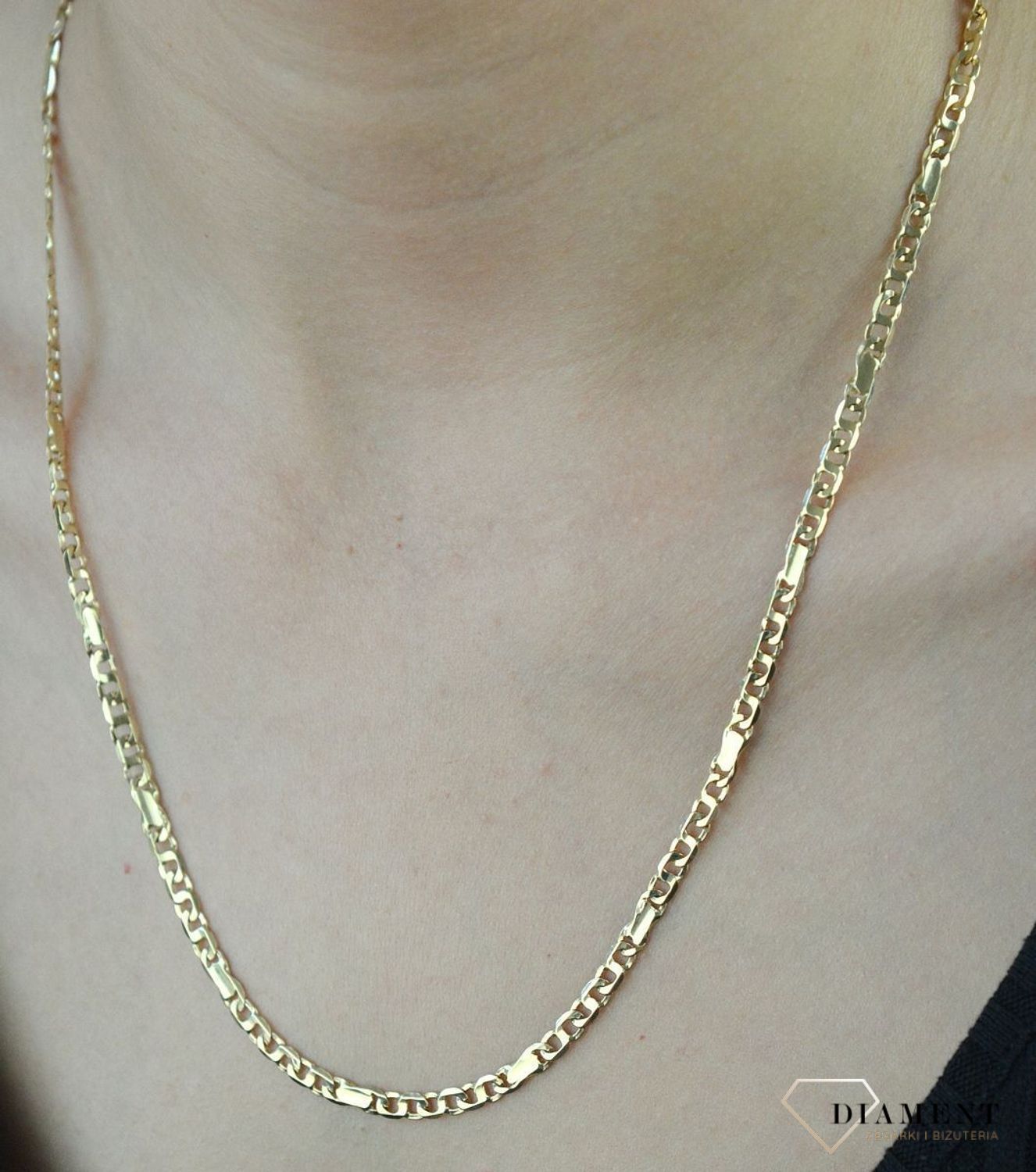 Złoty łańcuszek 585 pancerka z blaszkami 4mm LA 3478 4mm. Klasyczny i uniwersalny łańcuszek o splocie pancerki z blaszakami, wykonany z żółtego złota próby 585 o wadze około 14,66 g. Łańcuszki to uniwersal (1).png